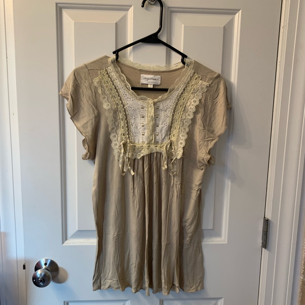Size Large Mystree beige ribbon and lace top
